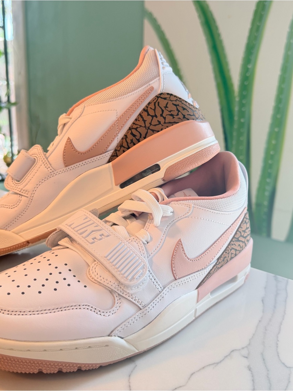 Nike AIR JORDAN LEGACY 312 LOW
Women – White/Archaeo Brown/Sail/Pink Oxford
